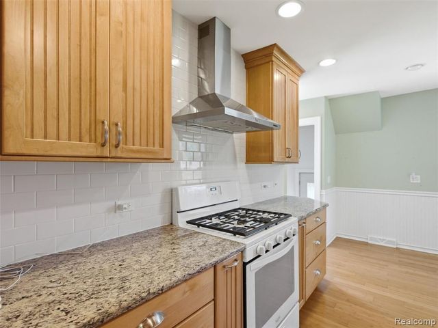 22620 Lake Boulevard, Saint Clair Shores, MI 48082
