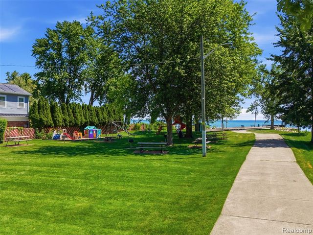 22620 Lake Boulevard, Saint Clair Shores, MI 48082