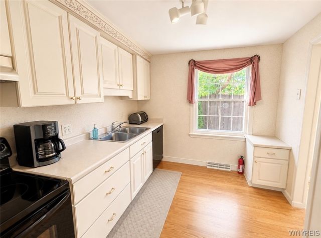 40 Hamlin Sq E, Amherst, NY 14221