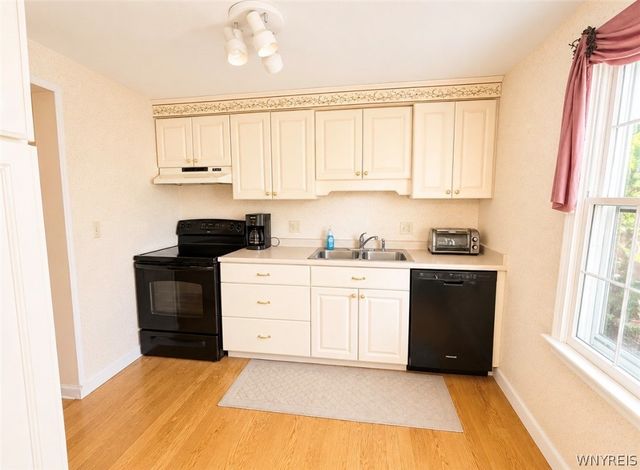 40 Hamlin Sq E, Amherst, NY 14221
