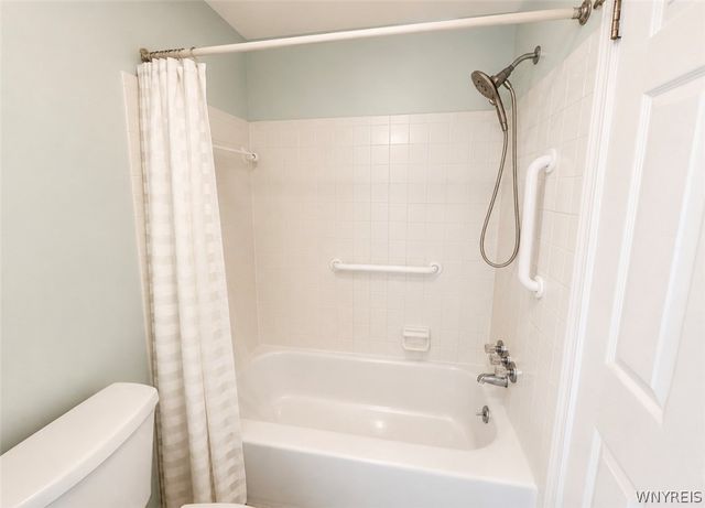 40 Hamlin Sq E, Amherst, NY 14221