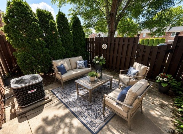 40 Hamlin Sq E, Amherst, NY 14221