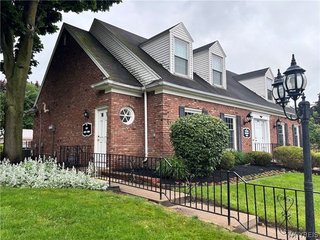40 Hamlin Sq E, Amherst, NY 14221