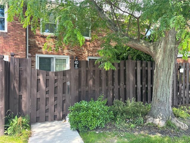 40 Hamlin Sq E, Amherst, NY 14221