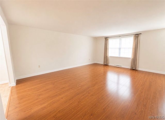 40 Hamlin Sq E, Amherst, NY 14221