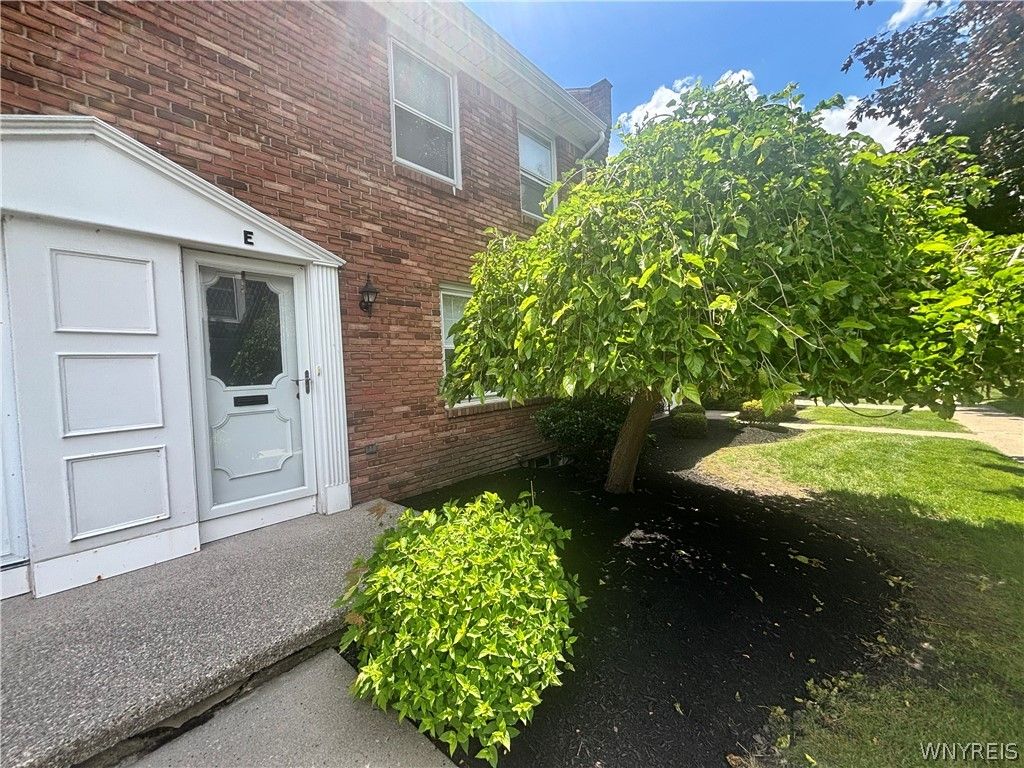 40 Hamlin Sq E, Amherst, NY 14221