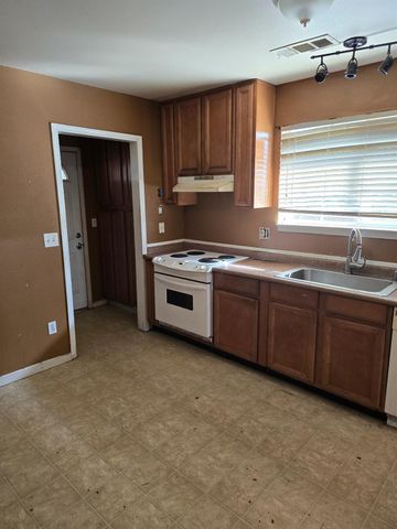 1865 E Acacia St, Stockton, CA 95205