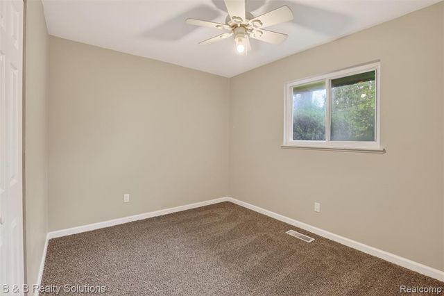 271 S Williams Lake Road, Waterford, MI 48327