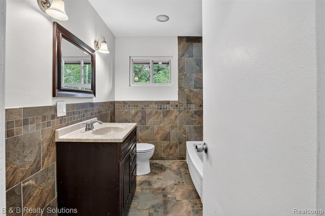 271 S Williams Lake Road, Waterford, MI 48327