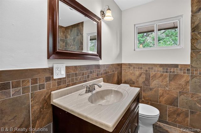 271 S Williams Lake Road, Waterford, MI 48327