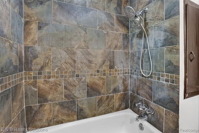 271 S Williams Lake Road, Waterford, MI 48327