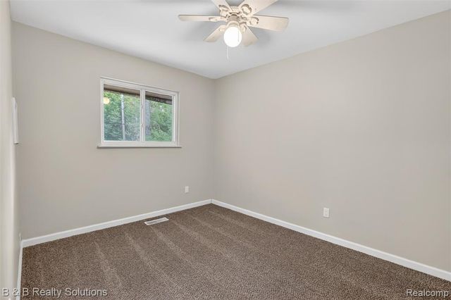 271 S Williams Lake Road, Waterford, MI 48327