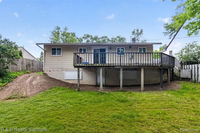 271 S Williams Lake Road, Waterford, MI 48327