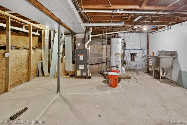 271 S Williams Lake Road, Waterford, MI 48327