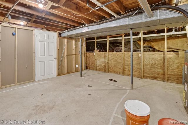 271 S Williams Lake Road, Waterford, MI 48327