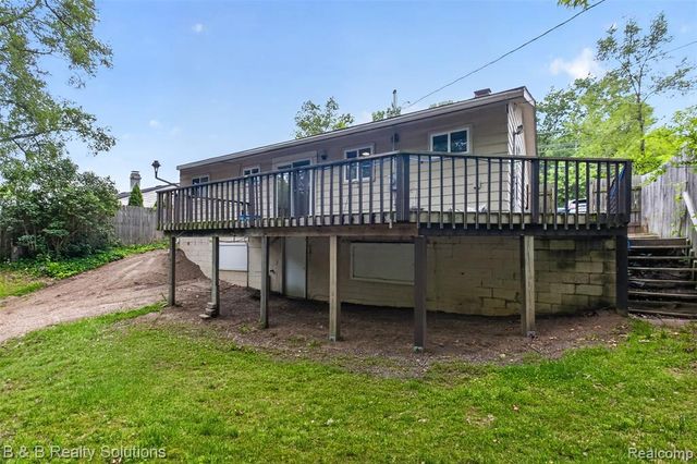271 S Williams Lake Road, Waterford, MI 48327