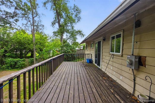 271 S Williams Lake Road, Waterford, MI 48327