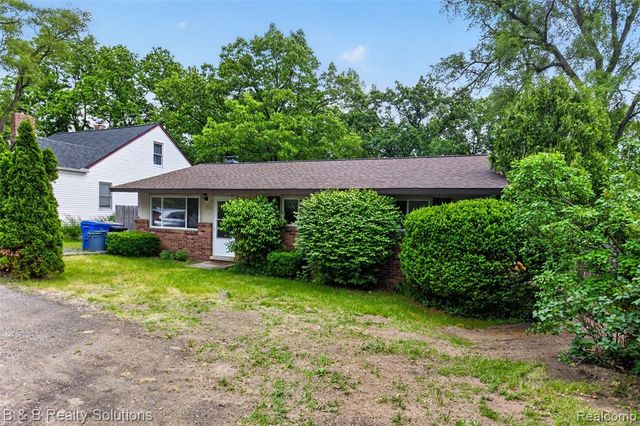 271 S Williams Lake Road, Waterford, MI 48327