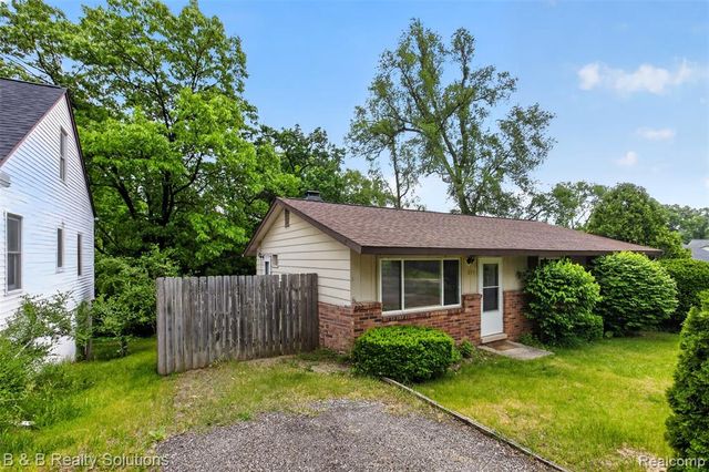 271 S Williams Lake Road, Waterford, MI 48327