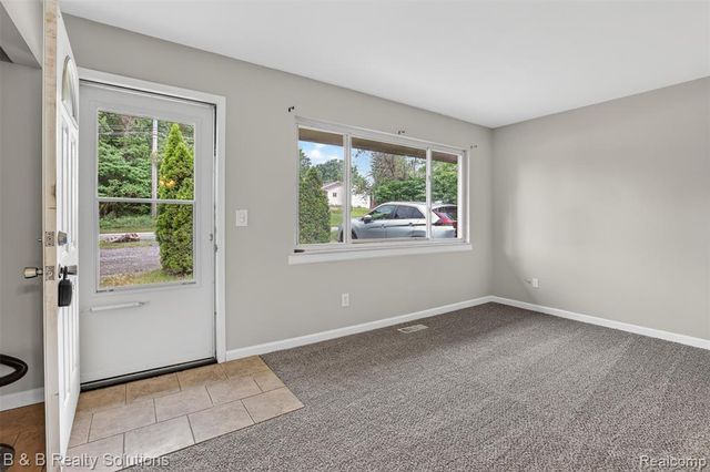 271 S Williams Lake Road, Waterford, MI 48327