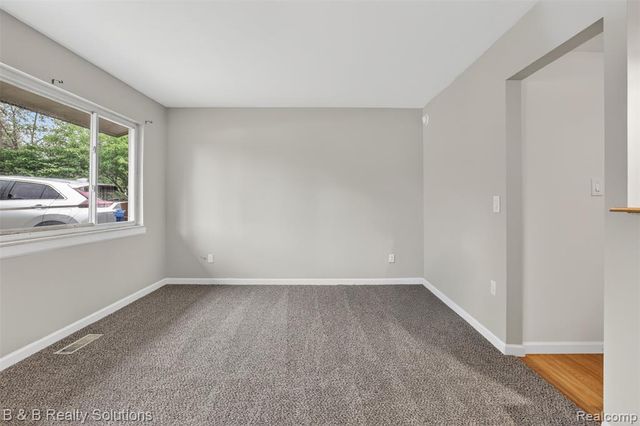 271 S Williams Lake Road, Waterford, MI 48327