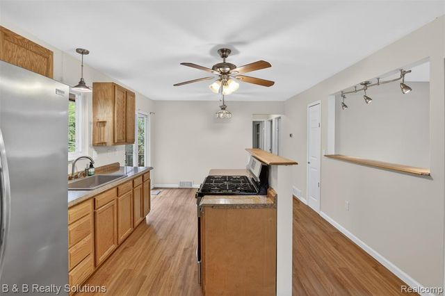 271 S Williams Lake Road, Waterford, MI 48327