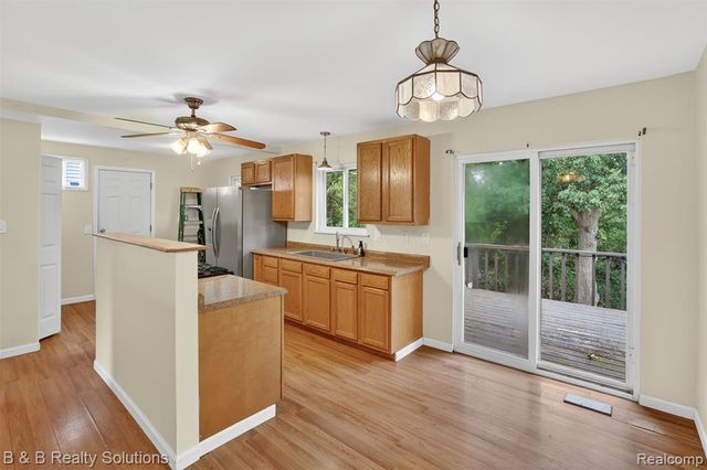 271 S Williams Lake Road, Waterford, MI 48327