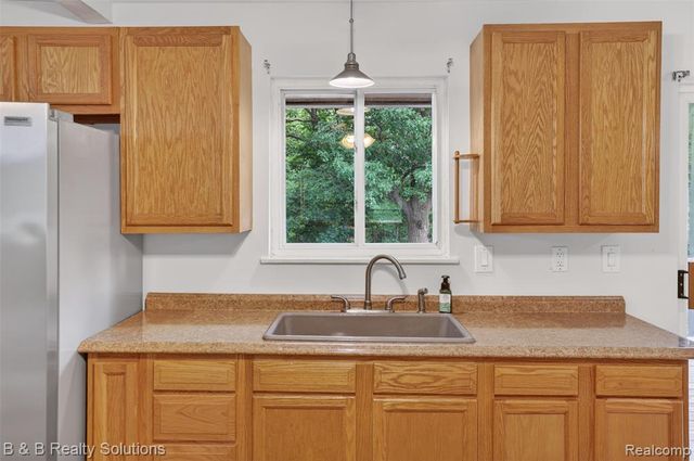 271 S Williams Lake Road, Waterford, MI 48327