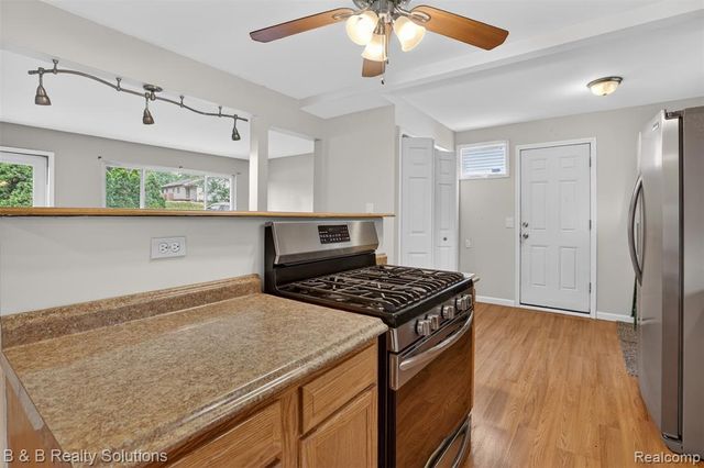 271 S Williams Lake Road, Waterford, MI 48327