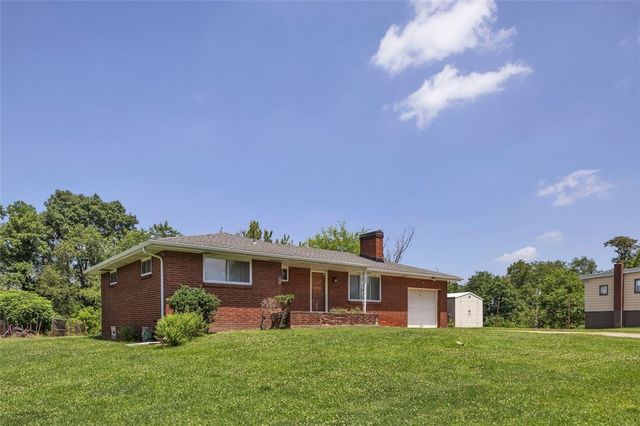 2 Blanchard Ln, N Versailles, PA 15137