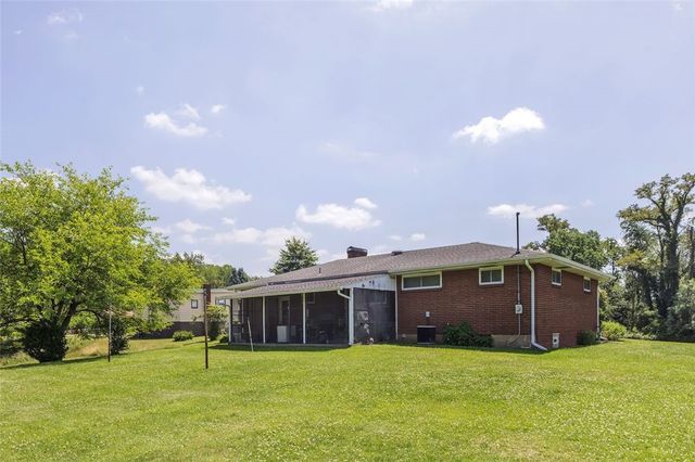 2 Blanchard Ln, N Versailles, PA 15137