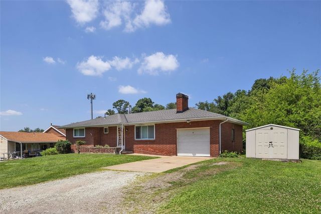 2 Blanchard Ln, N Versailles, PA 15137