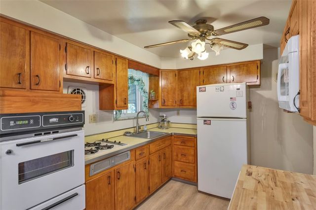 2 Blanchard Ln, N Versailles, PA 15137