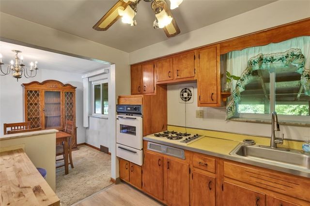 2 Blanchard Ln, N Versailles, PA 15137