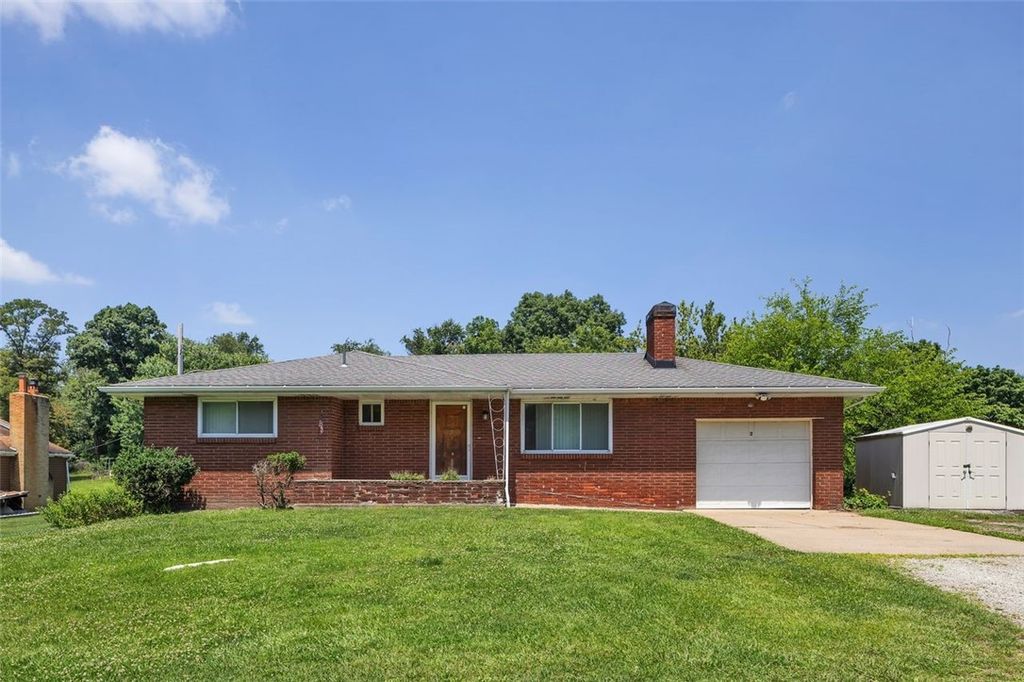 2 Blanchard Ln, N Versailles, PA 15137