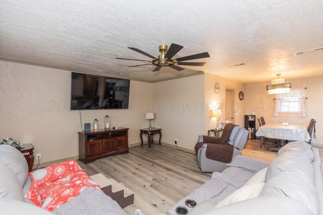 201 S Wall Street, Stratford, TX 79084