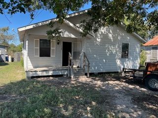 408 S Live Oak St, Mathis, TX 78368