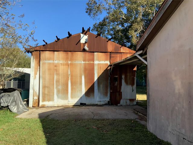 215 Mcneir Street, Anahuac, TX 77514