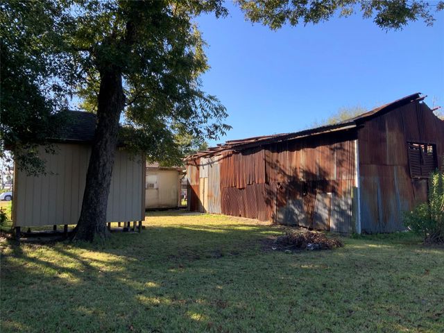215 Mcneir Street, Anahuac, TX 77514