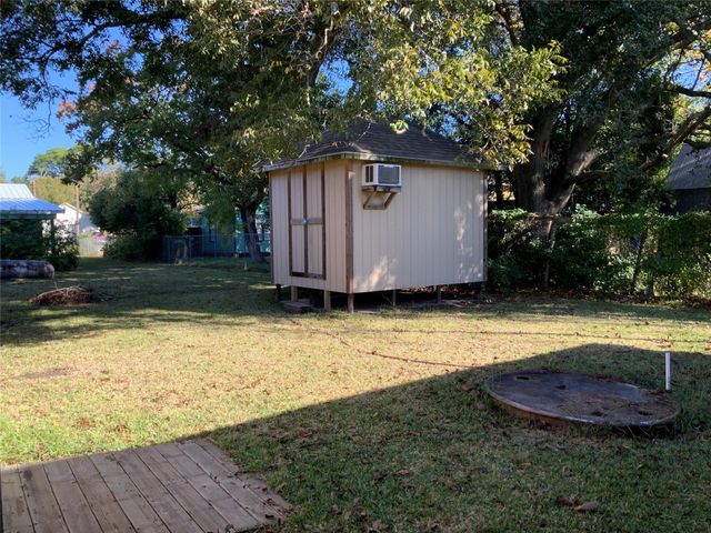 215 Mcneir Street, Anahuac, TX 77514