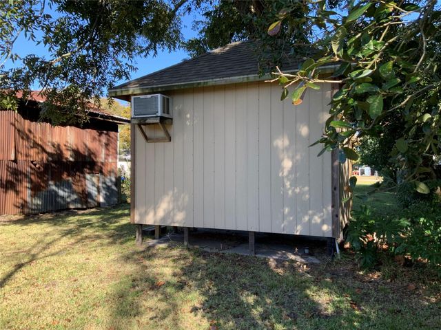 215 Mcneir Street, Anahuac, TX 77514