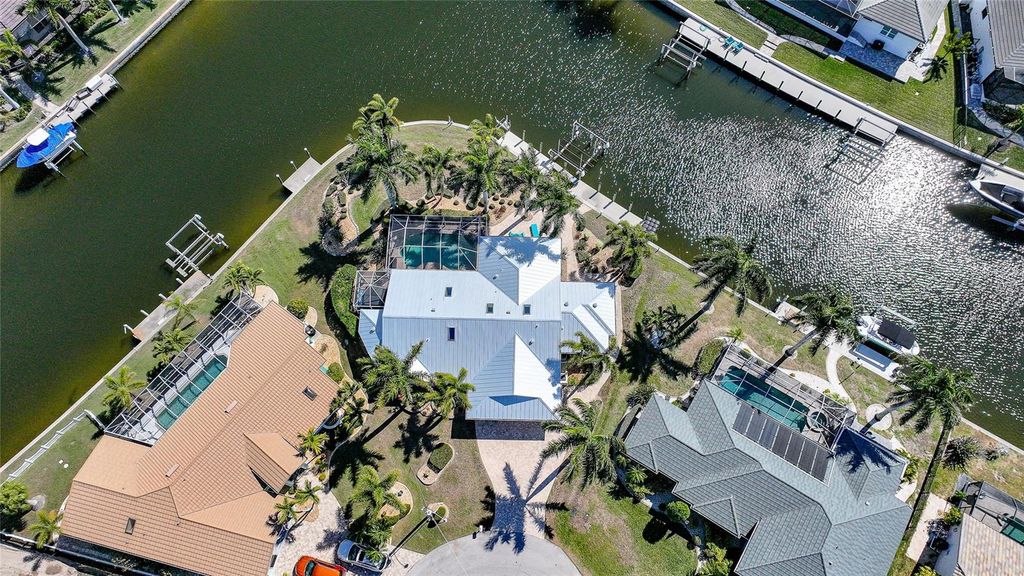Image 4 of property listing at 803 LUCIA DRIVE, Punta Gorda, FL 33950