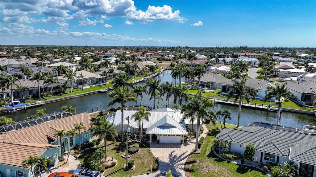 Image 5 of property listing at 803 LUCIA DRIVE, Punta Gorda, FL 33950
