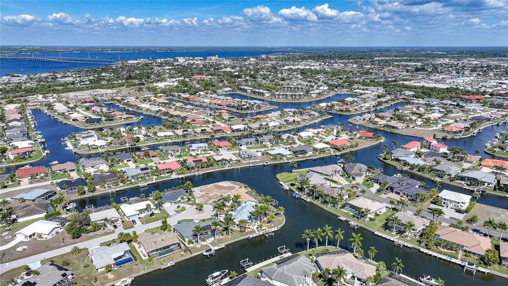 Image 6 of property listing at 803 LUCIA DRIVE, Punta Gorda, FL 33950