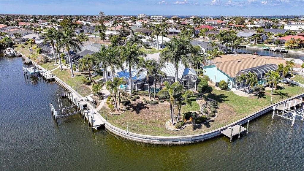 Image 10 of property listing at 803 LUCIA DRIVE, Punta Gorda, FL 33950
