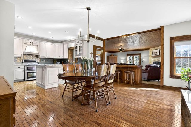 5565 APPLEWOOD COURT, Hartford, WI 53027