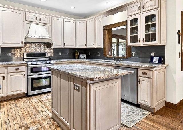 5565 APPLEWOOD COURT, Hartford, WI 53027