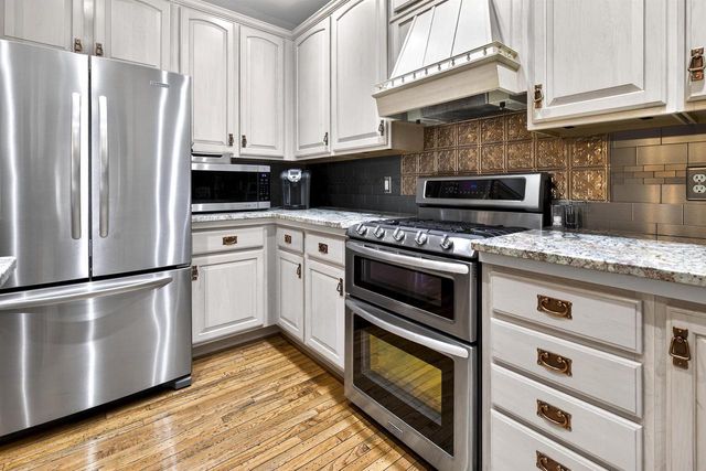 5565 APPLEWOOD COURT, Hartford, WI 53027