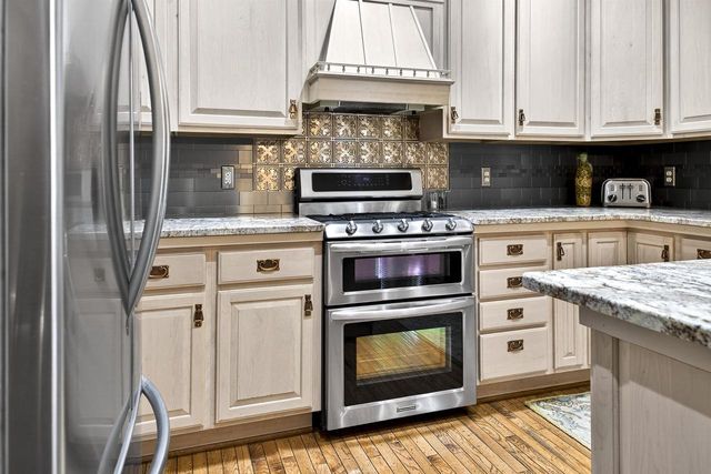 5565 APPLEWOOD COURT, Hartford, WI 53027