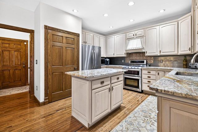 5565 APPLEWOOD COURT, Hartford, WI 53027